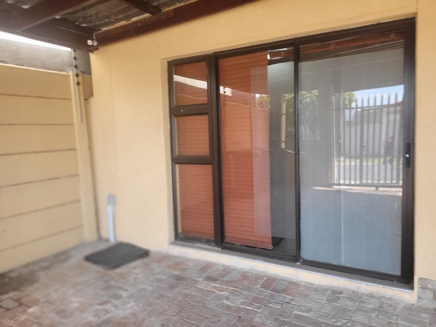 To Let 1 Bedroom Property for Rent in Goodwood Estate Western Cape